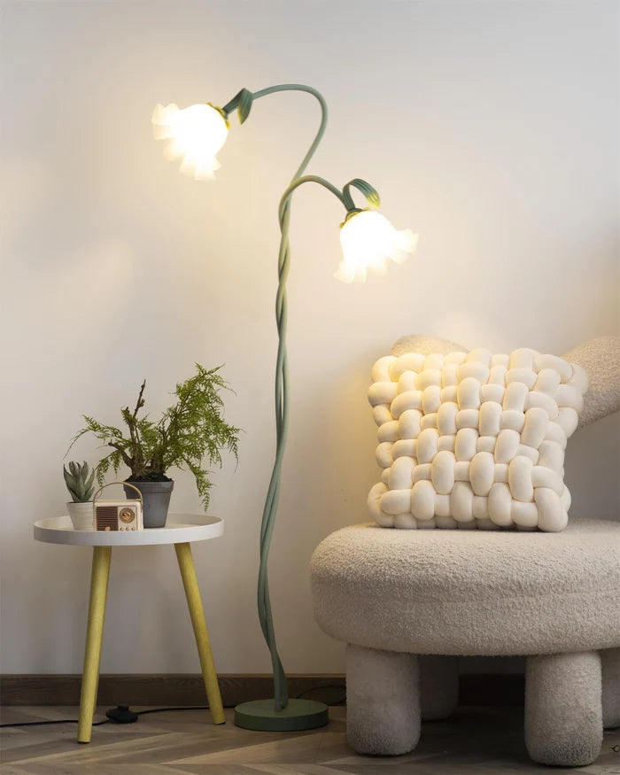 Lampa stojąca w stylu retro – podłogowa lampa kwiatowa z kloszami w kształcie lilii