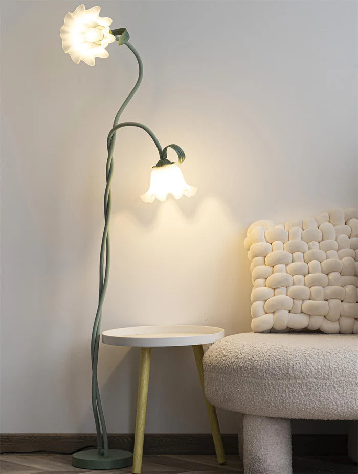 Lampa stojąca w stylu retro – podłogowa lampa kwiatowa z kloszami w kształcie lilii