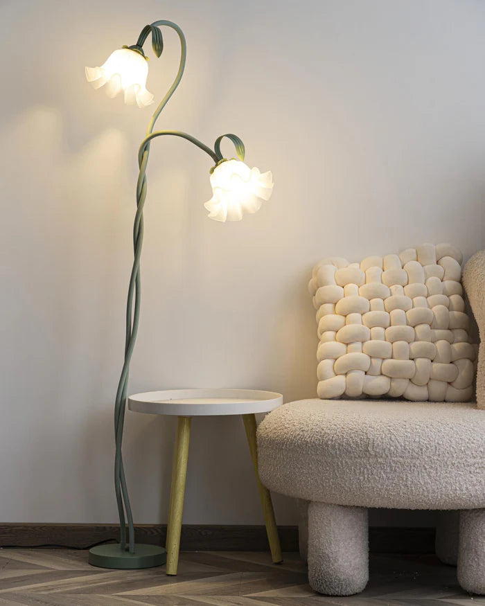 Lampa stojąca w stylu retro – podłogowa lampa kwiatowa z kloszami w kształcie lilii
