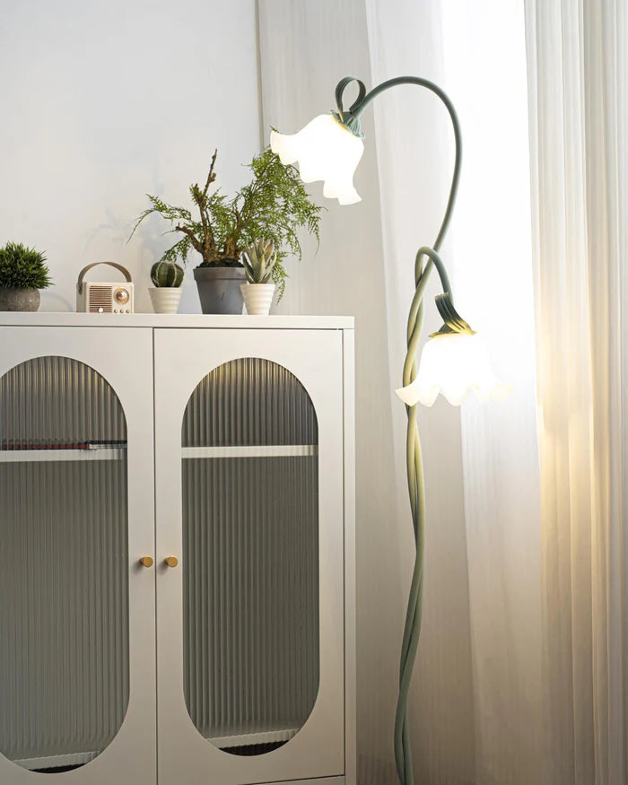 Lampa stojąca w stylu retro – podłogowa lampa kwiatowa z kloszami w kształcie lilii