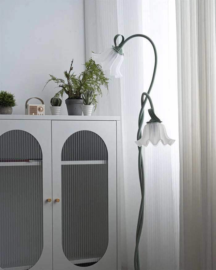Lampa stojąca w stylu retro – podłogowa lampa kwiatowa z kloszami w kształcie lilii