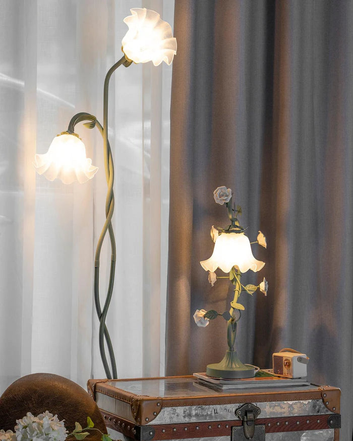 Lampa stojąca w stylu retro – podłogowa lampa kwiatowa z kloszami w kształcie lilii