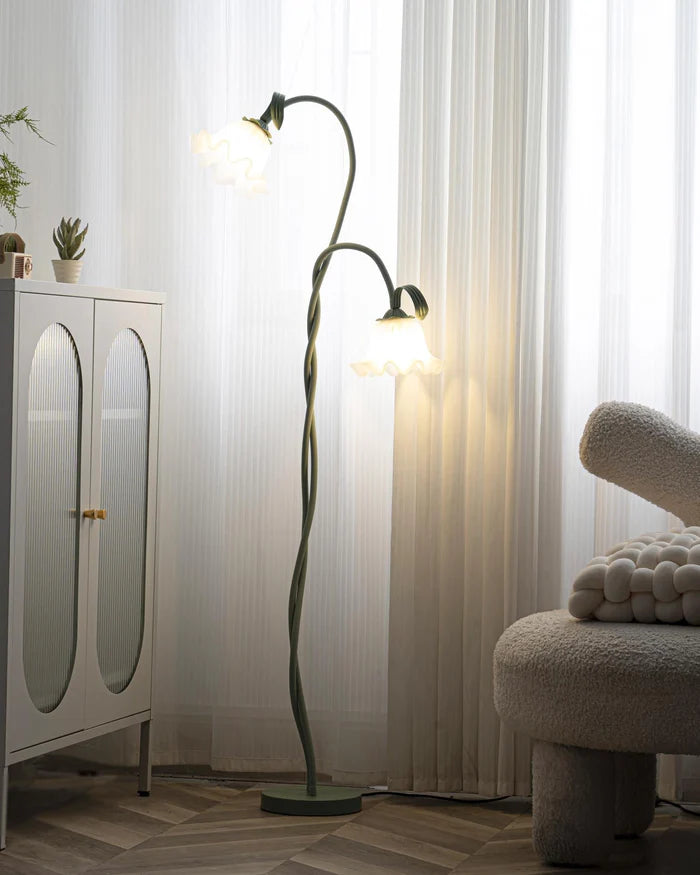 Lampa stojąca w stylu retro – podłogowa lampa kwiatowa z kloszami w kształcie lilii