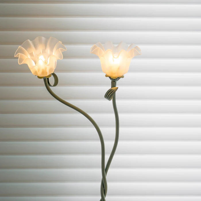 Lampa stojąca w stylu retro – podłogowa lampa kwiatowa z kloszami w kształcie lilii