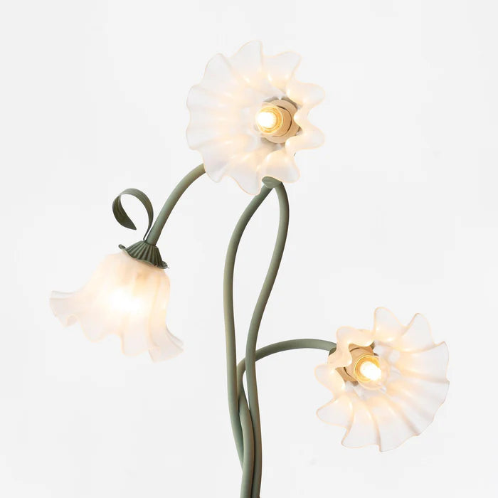 Lampa stojąca w stylu retro – podłogowa lampa kwiatowa z kloszami w kształcie lilii
