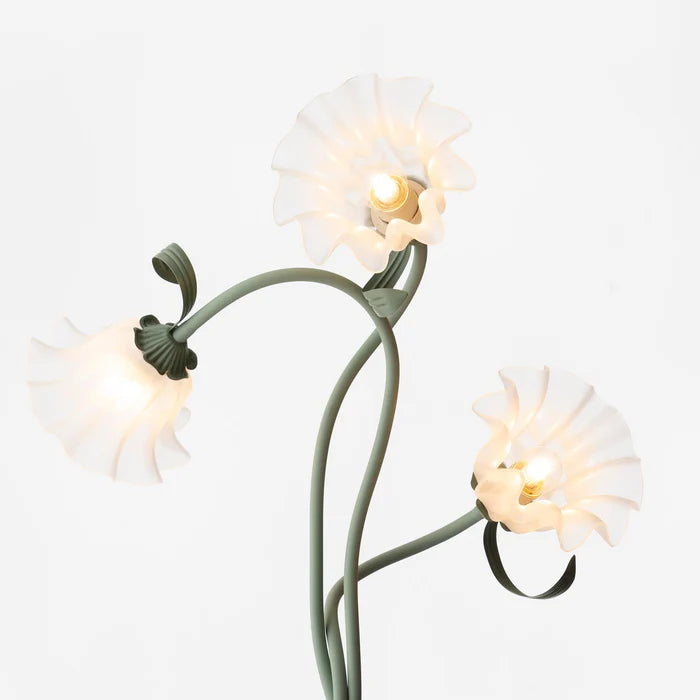 Lampa stojąca w stylu retro – podłogowa lampa kwiatowa z kloszami w kształcie lilii