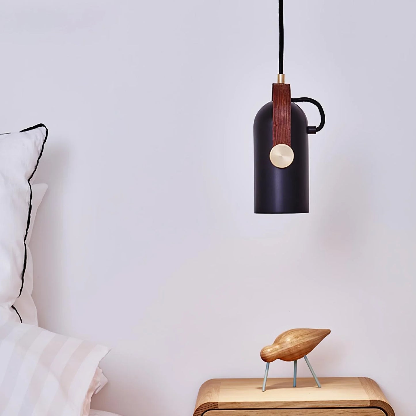 Nowoczesna lampa wisząca z drewnianym akcentem i metalowym kloszem – styl loftowy