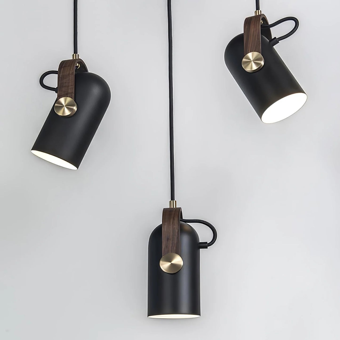 Nowoczesna lampa wisząca z drewnianym akcentem i metalowym kloszem – styl loftowy
