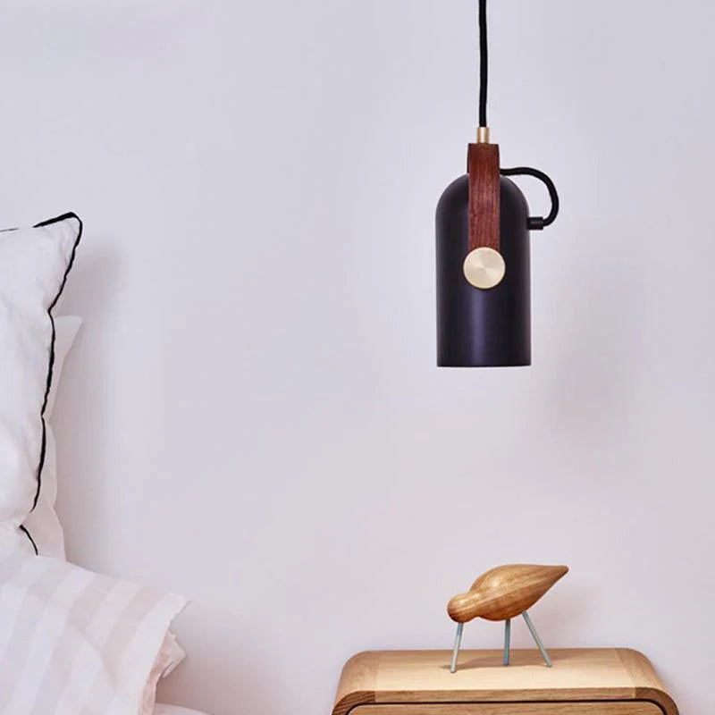 Nowoczesna lampa wisząca z drewnianym akcentem i metalowym kloszem – styl loftowy