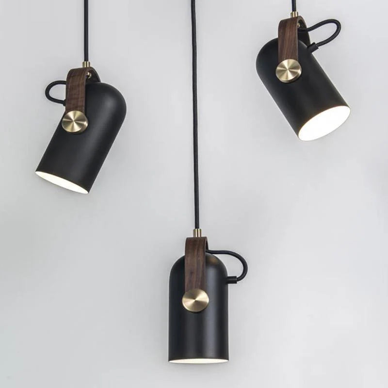 Nowoczesna lampa wisząca z drewnianym akcentem i metalowym kloszem – styl loftowy