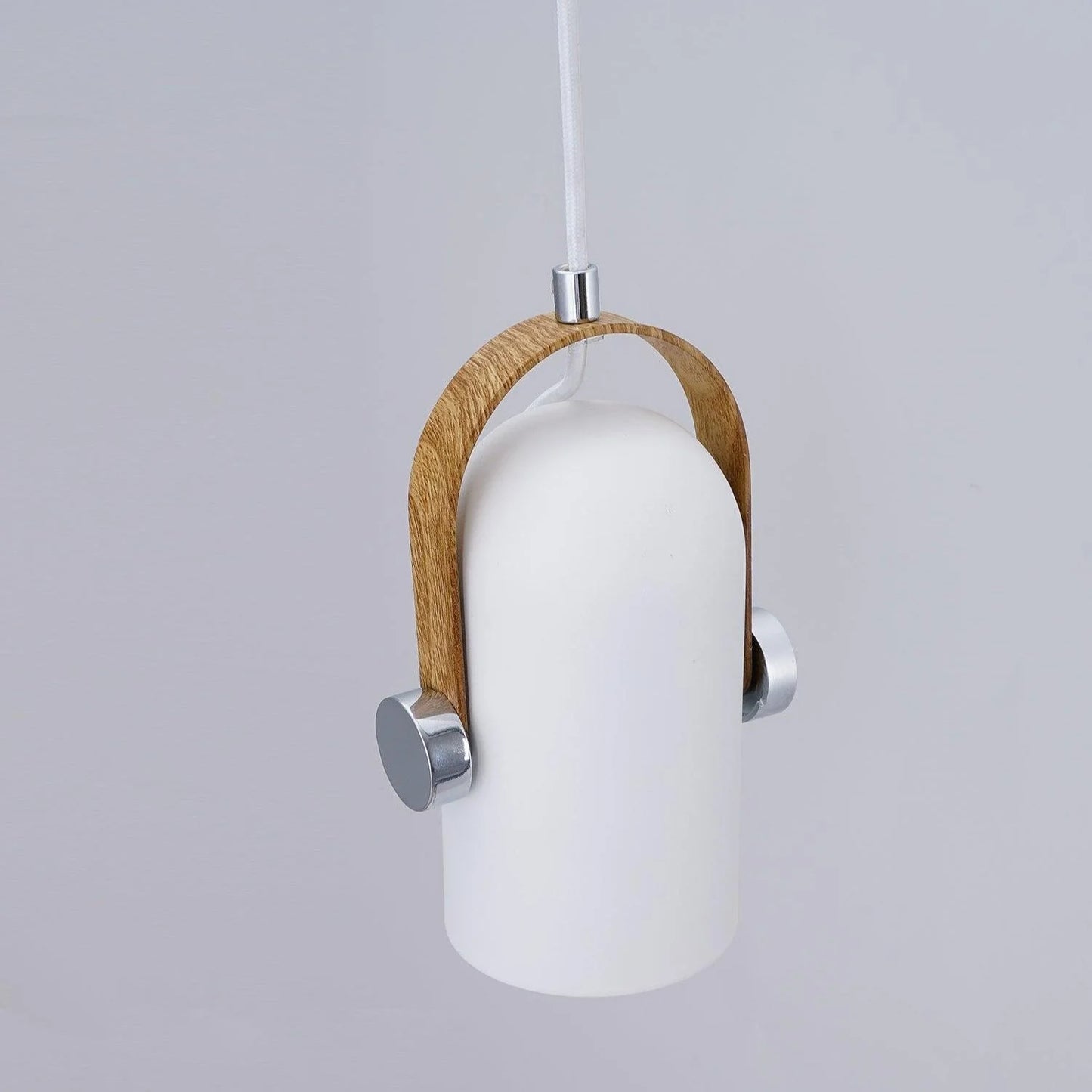 Nowoczesna lampa wisząca z drewnianym akcentem i metalowym kloszem – styl loftowy