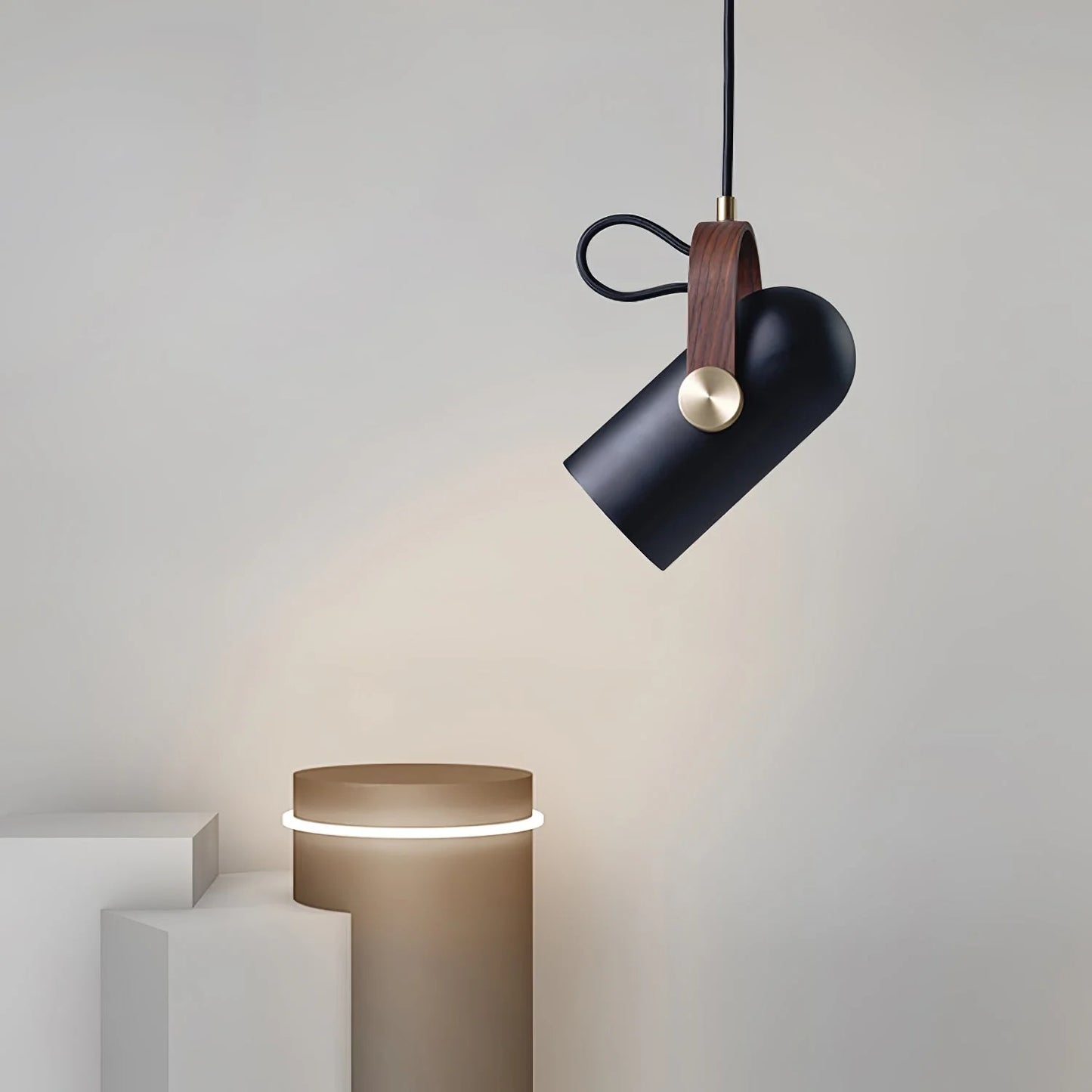 Nowoczesna lampa wisząca z drewnianym akcentem i metalowym kloszem – styl loftowy