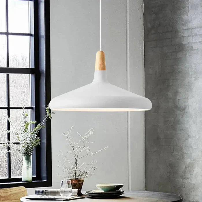 Skandynawska lampa wisząca z kolorowym kloszem i drewnianym wykończeniem