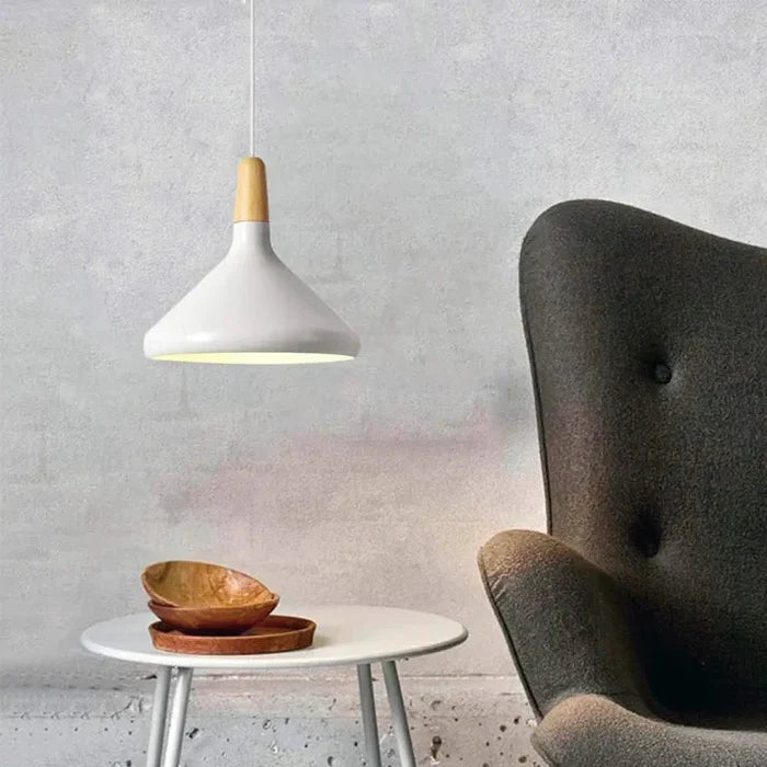 Skandynawska lampa wisząca z kolorowym kloszem i drewnianym wykończeniem