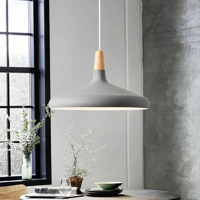 Skandynawska lampa wisząca z kolorowym kloszem i drewnianym wykończeniem