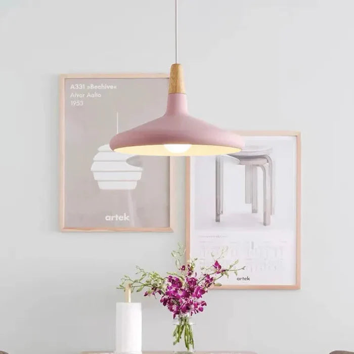 Skandynawska lampa wisząca z kolorowym kloszem i drewnianym wykończeniem