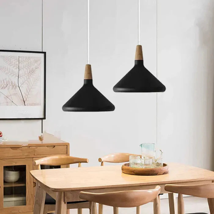 Skandynawska lampa wisząca z kolorowym kloszem i drewnianym wykończeniem