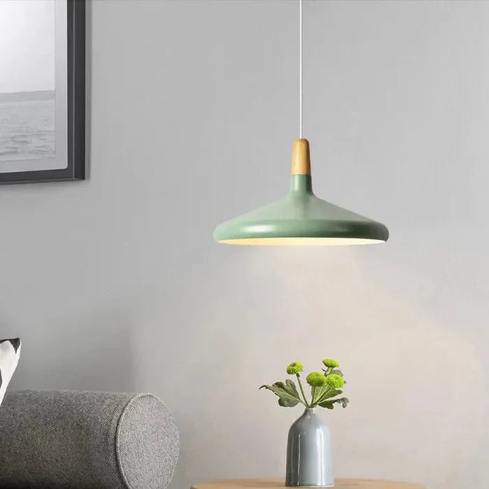 Skandynawska lampa wisząca z kolorowym kloszem i drewnianym wykończeniem