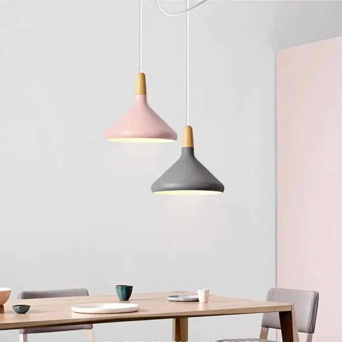 Skandynawska lampa wisząca z kolorowym kloszem i drewnianym wykończeniem