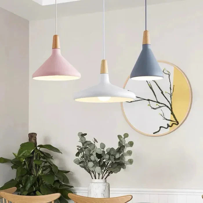 Skandynawska lampa wisząca z kolorowym kloszem i drewnianym wykończeniem