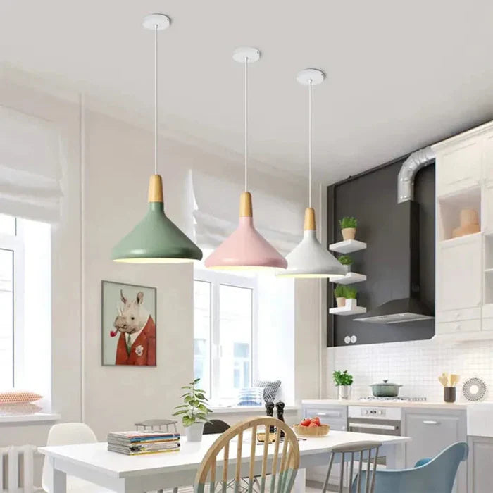 Skandynawska lampa wisząca z kolorowym kloszem i drewnianym wykończeniem