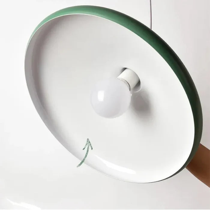Skandynawska lampa wisząca z kolorowym kloszem i drewnianym wykończeniem