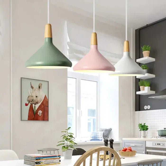 Skandynawska lampa wisząca z kolorowym kloszem i drewnianym wykończeniem