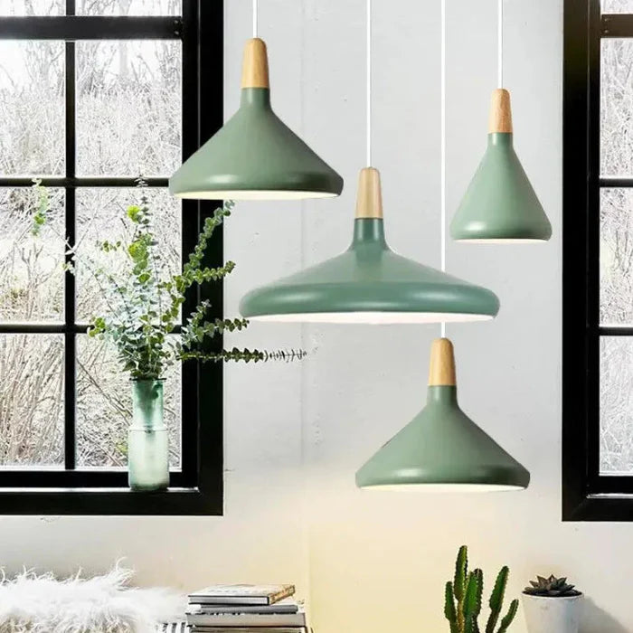 Skandynawska lampa wisząca z kolorowym kloszem i drewnianym wykończeniem