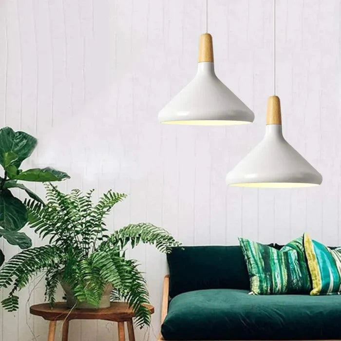Skandynawska lampa wisząca z kolorowym kloszem i drewnianym wykończeniem