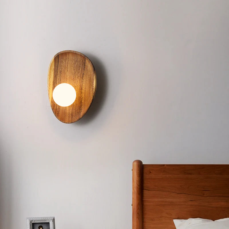 Drewniana Lampa Ścienna z Okrągłym Kloszem
