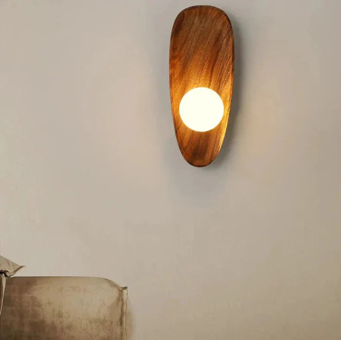 Drewniana Lampa Ścienna z Okrągłym Kloszem