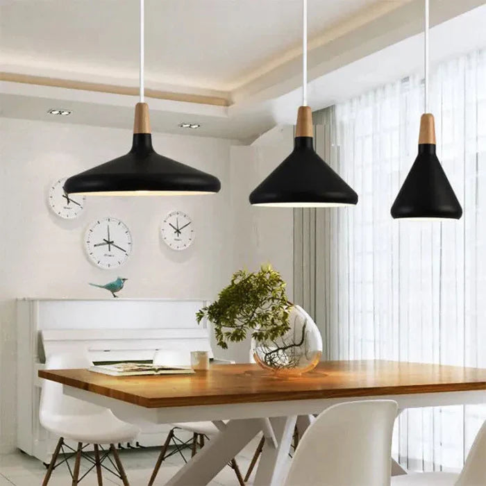 Skandynawska lampa wisząca z kolorowym kloszem i drewnianym wykończeniem