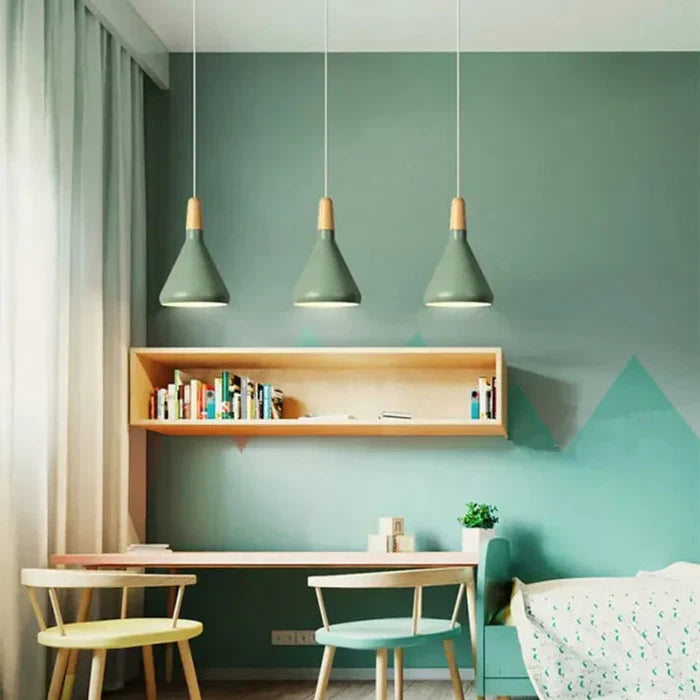 Skandynawska lampa wisząca z kolorowym kloszem i drewnianym wykończeniem