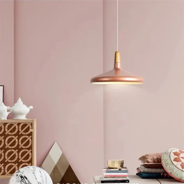 Skandynawska lampa wisząca z kolorowym kloszem i drewnianym wykończeniem