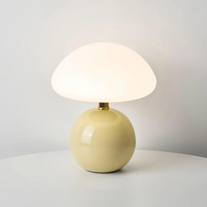 Nowoczesna lampa stołowa z kulistą podstawą i kloszem w kształcie grzybka – styl minimalistyczny