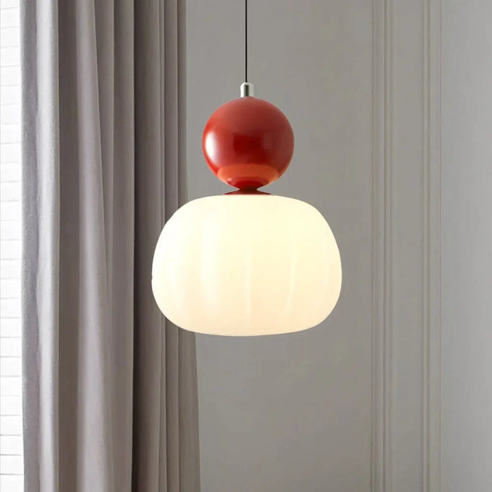 Nowoczesna lampa wisząca z kulistym elementem dekoracyjnym