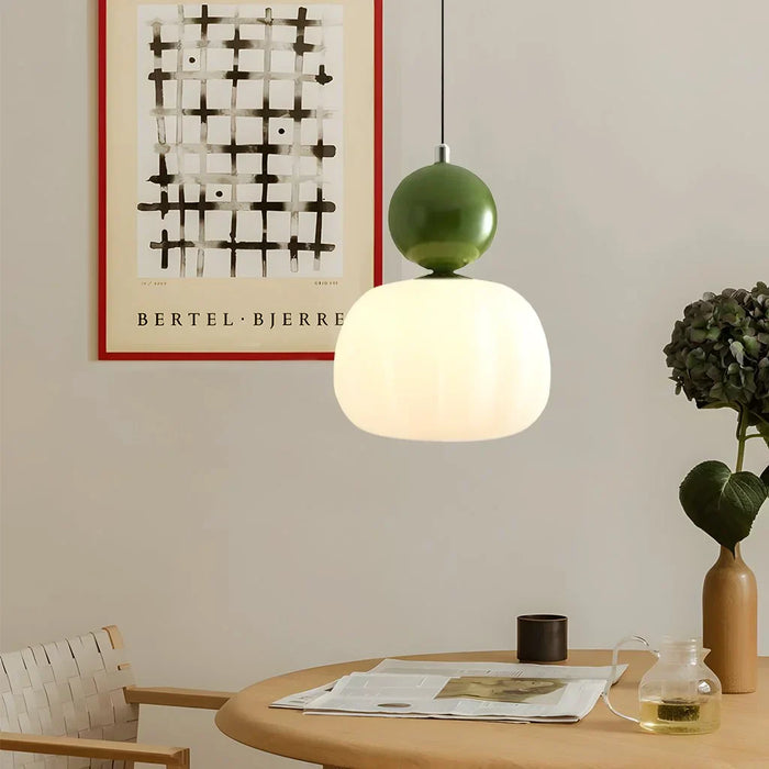 Nowoczesna lampa wisząca z kulistym elementem dekoracyjnym