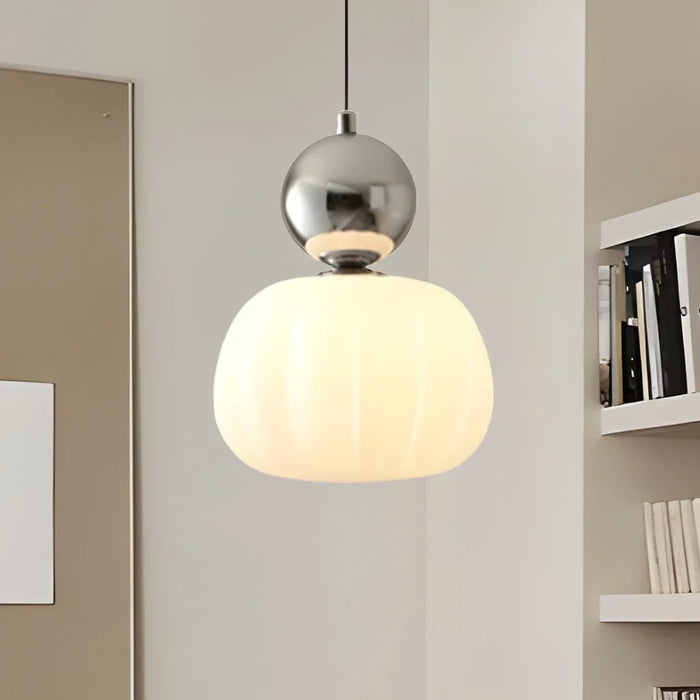 Nowoczesna lampa wisząca z kulistym elementem dekoracyjnym