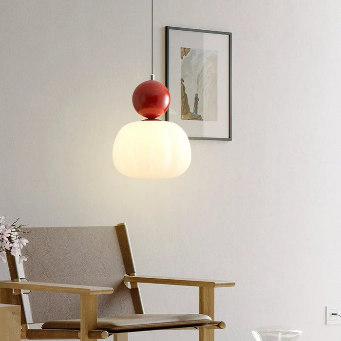 Nowoczesna lampa wisząca z kulistym elementem dekoracyjnym