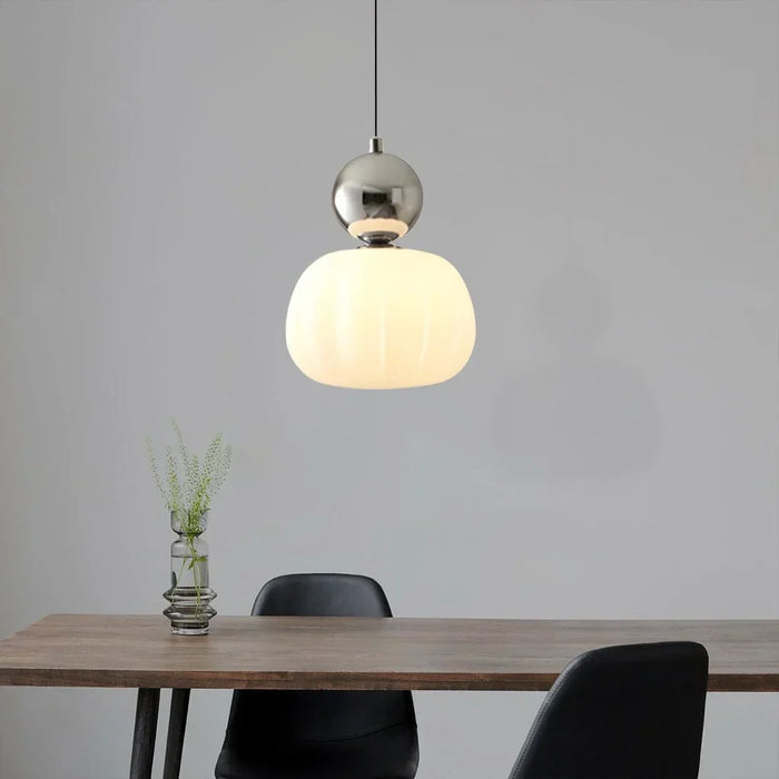 Nowoczesna lampa wisząca z kulistym elementem dekoracyjnym