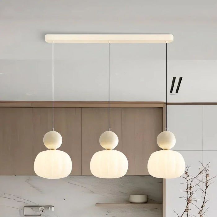 Nowoczesna lampa wisząca z kulistym elementem dekoracyjnym
