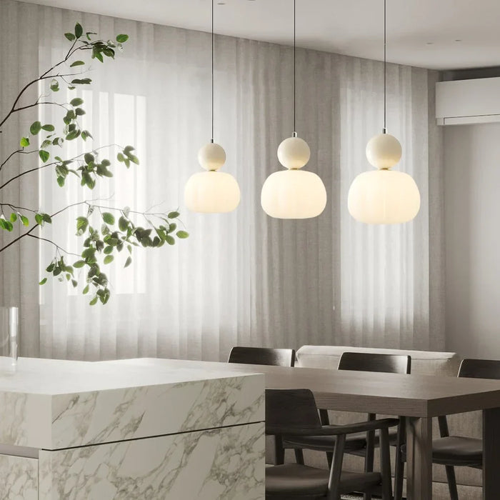 Nowoczesna lampa wisząca z kulistym elementem dekoracyjnym