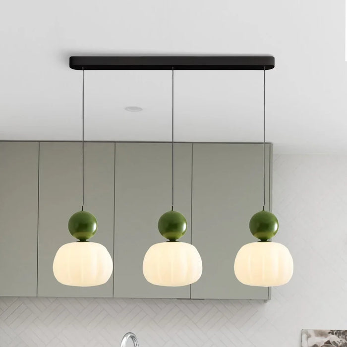 Nowoczesna lampa wisząca z kulistym elementem dekoracyjnym