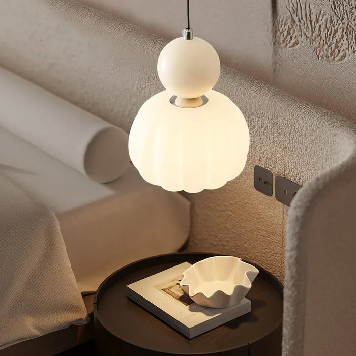 Nowoczesna lampa wisząca z kulistym elementem dekoracyjnym