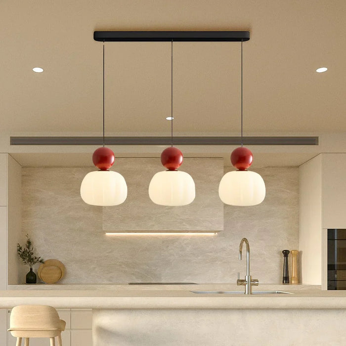 Nowoczesna lampa wisząca z kulistym elementem dekoracyjnym