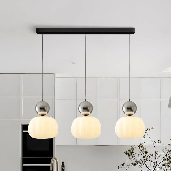 Nowoczesna lampa wisząca z kulistym elementem dekoracyjnym