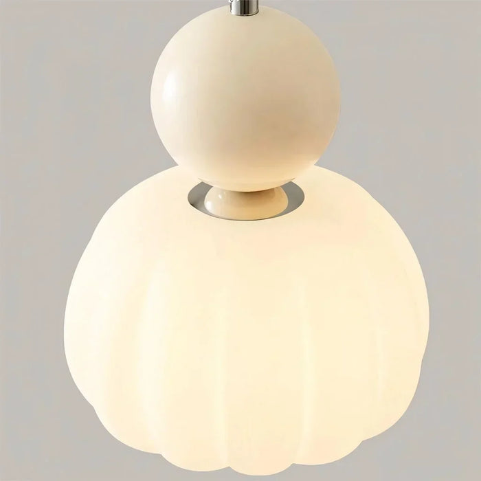 Nowoczesna lampa wisząca z kulistym elementem dekoracyjnym