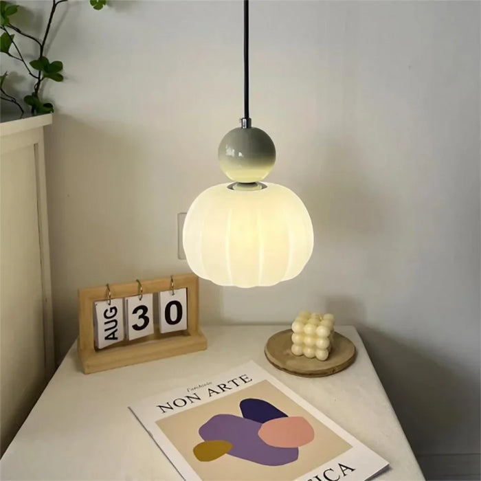 Nowoczesna lampa wisząca z kulistym elementem dekoracyjnym