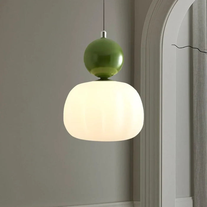 Nowoczesna lampa wisząca z kulistym elementem dekoracyjnym