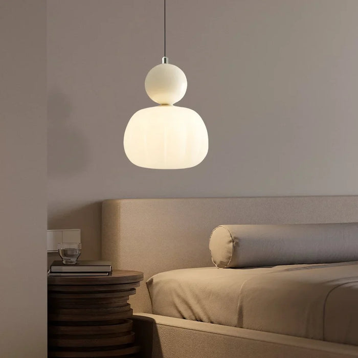 Nowoczesna lampa wisząca z kulistym elementem dekoracyjnym